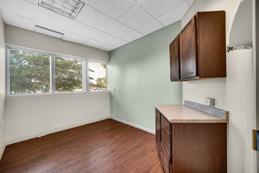 More Photos Of 9711 Valparaiso Dr, Munster Medical For Lease