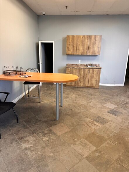 More Photos Of 1707 Sismet Rd, Mississauga Service For Lease