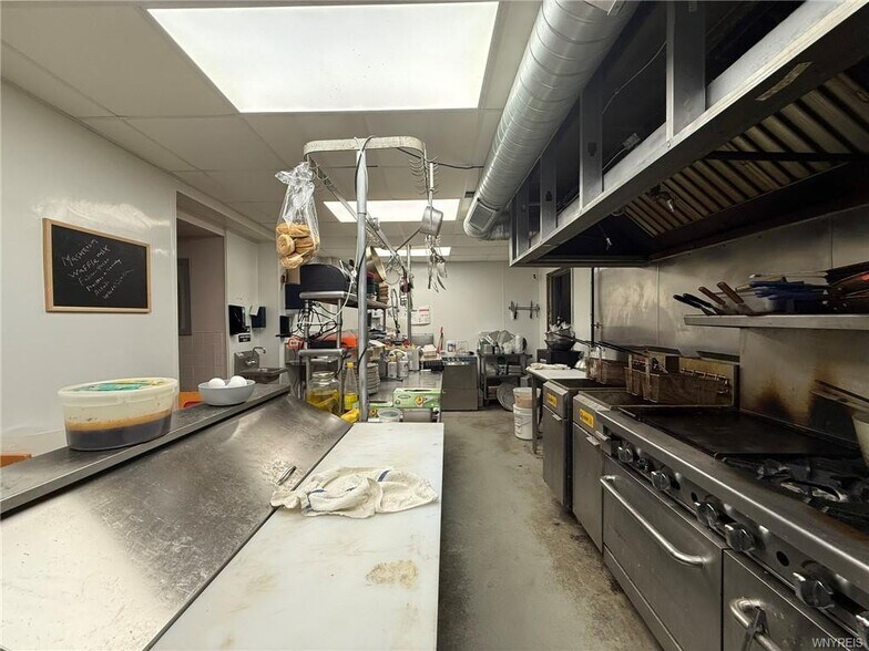 More Photos Of 1701 Pine Ave, Niagara Falls Restaurant For Sale