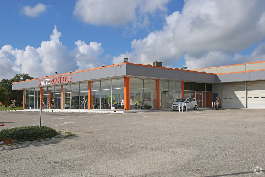 Primary Photo Of 16800 Feather Craft Ln, Houston Auto Dealership For Lease