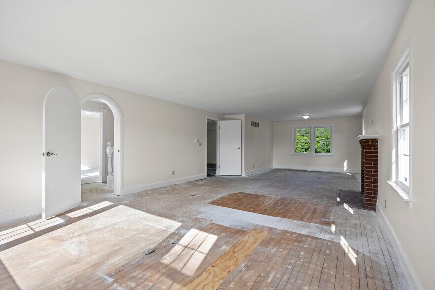 More Photos Of 267 Wolf Rd, Latham Office For Lease