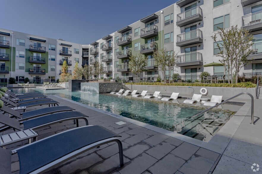 More Photos Of 305 W Commerce St, Dallas Apartments For Lease