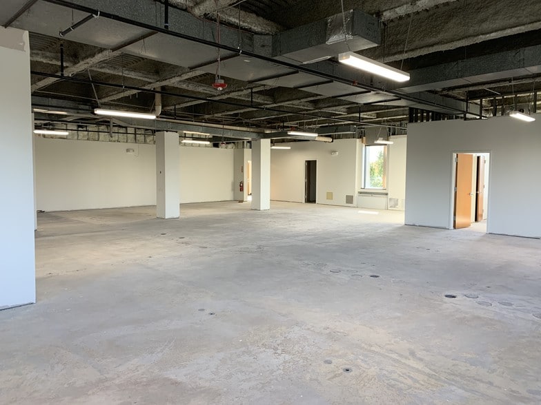 More Photos Of 4 Plaza Way, Fairhaven Bank For Lease