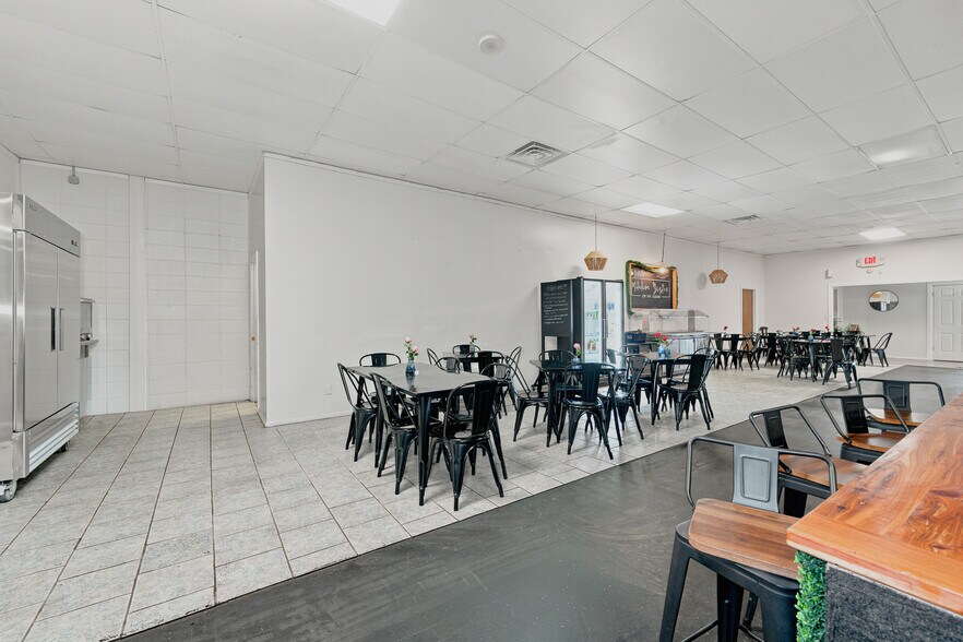 More Photos Of 20 Town Sq, Greenwood Health Club For Sale