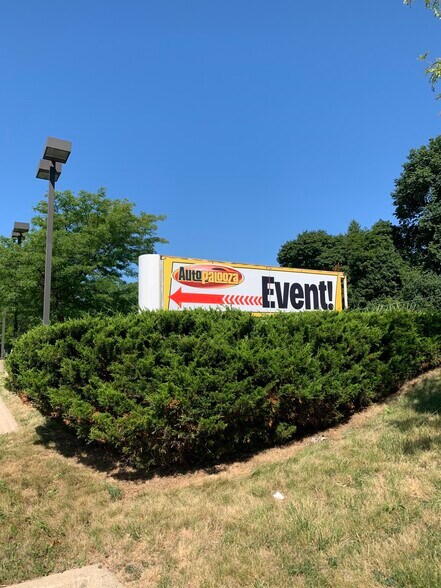 More Photos Of 855 E Grand Ave, Lake Villa Auto Dealership For Lease