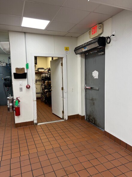 More Photos Of 10811 NE 23rd St, Spencer Restaurant For Lease