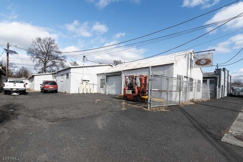 More Photos Of 131 Lincoln Blvd, Middlesex Manufacturing For Lease