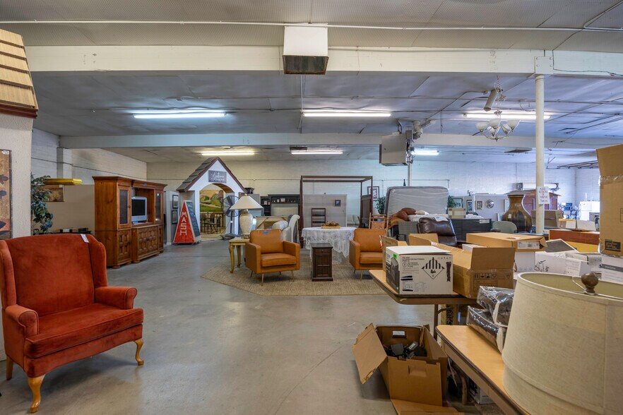 More Photos Of 655 W Cottonwood Ln, Casa Grande Showroom For Sale