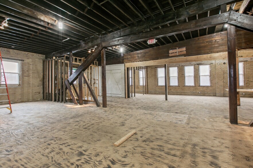 More Photos Of 444 Wacouta St, Saint Paul Showroom For Sale