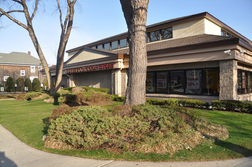 More Photos Of 140-170 Deer Park Ave, Babylon Storefront Retail Office For Lease
