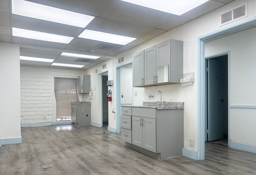 More Photos Of 403-405 N MacLay Ave, San Fernando Office For Lease