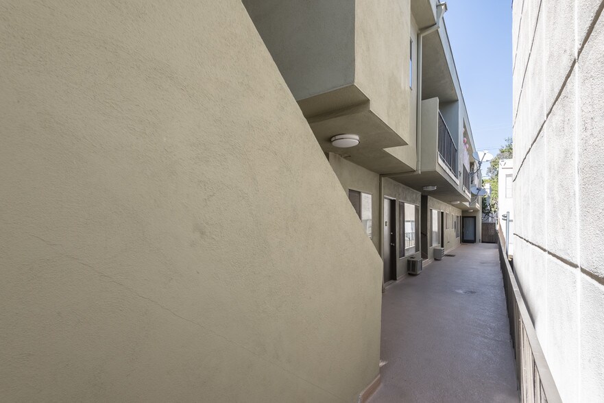 More Photos Of 7631 Norton Ave, West Hollywood Apartments For Sale