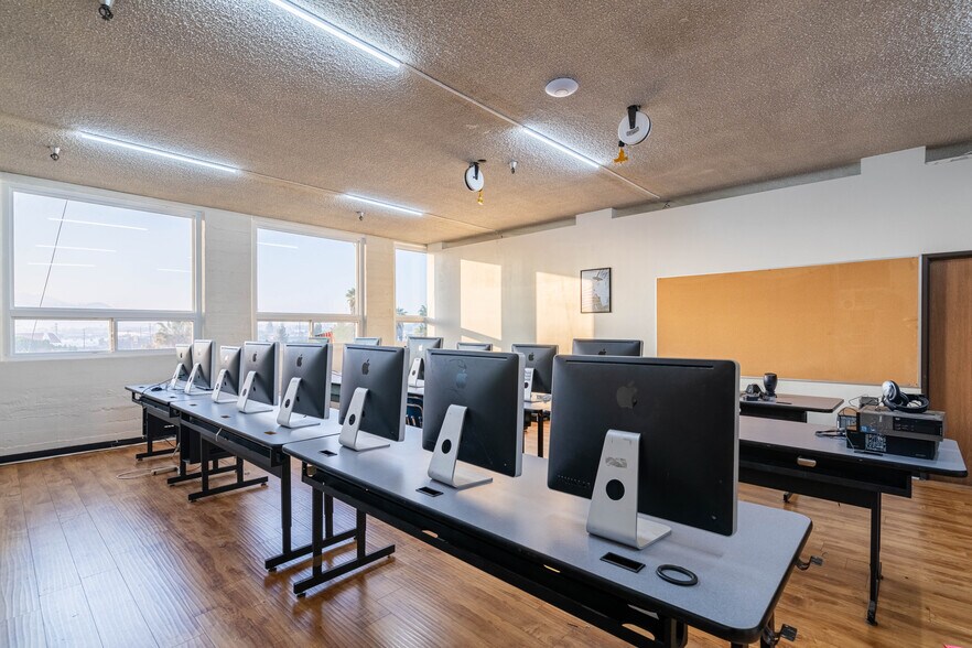 More Photos Of 2911 N San Fernando Rd, Los Angeles Schools For Lease