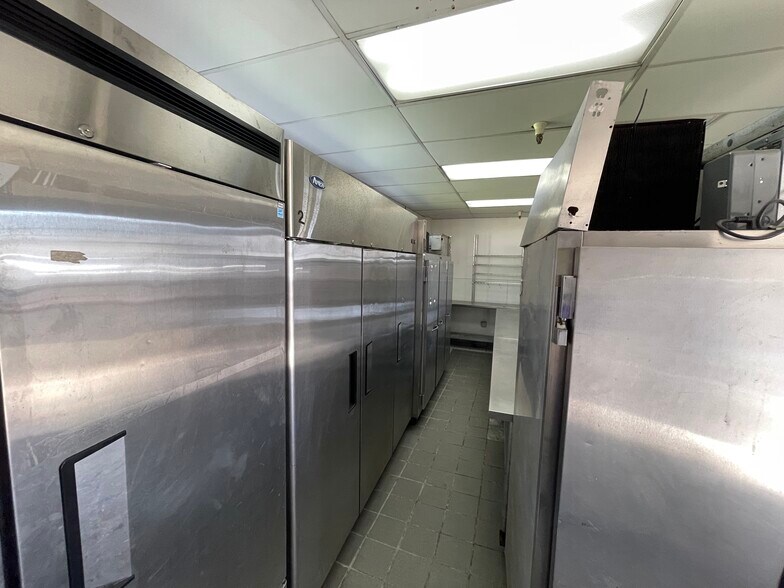 More Photos Of 5124 Bomber Ln, Mcclellan Flex For Lease