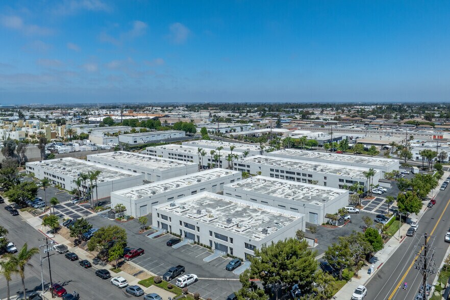More Photos Of 711 W 17th St, Costa Mesa Light Manufacturing For Lease