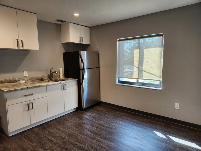 More Photos Of 4409 W El Prado Blvd, Tampa Office For Sale