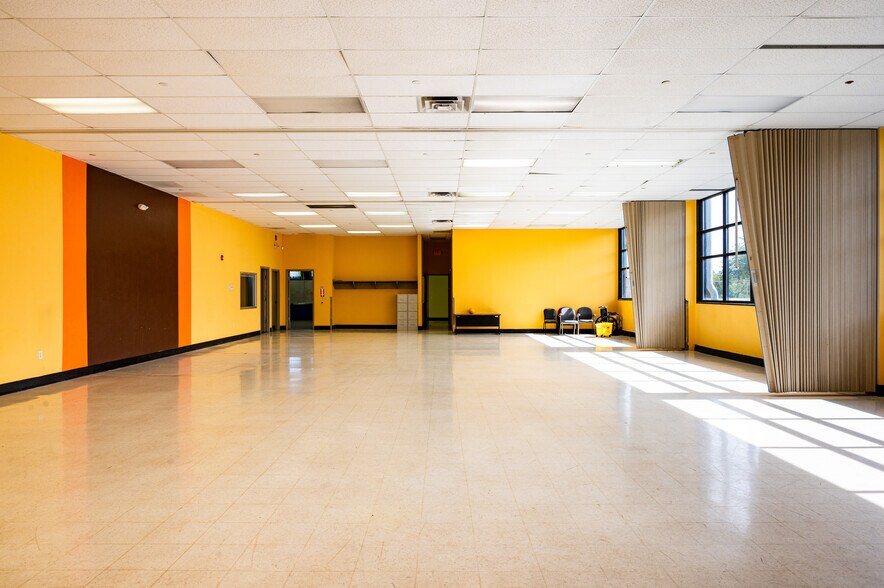 More Photos Of 4200 N Holton St, Milwaukee Warehouse For Lease