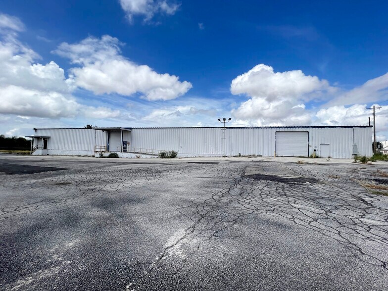 More Photos Of 7659 S US-281, Pleasanton Industrial For Sale