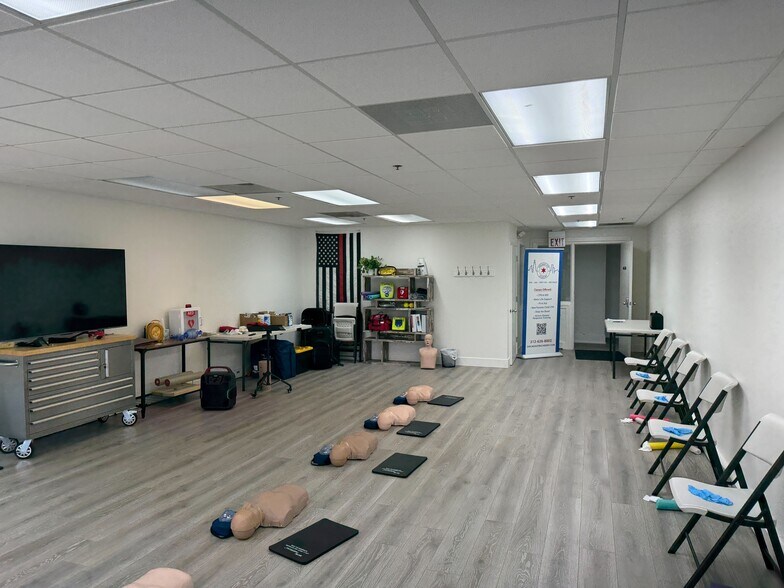 More Photos Of 1901 Raymond Dr, Northbrook Medical For Lease