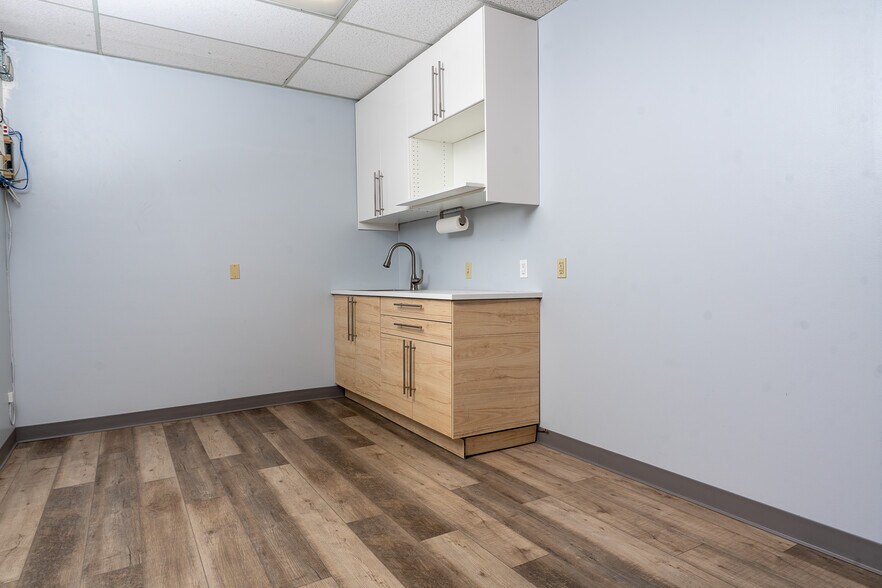 More Photos Of 6390 Greenwich Dr, San Diego Loft Creative Space For Lease