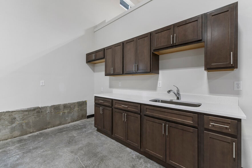 More Photos Of 3383 W Daugharty Loop, Hayden Warehouse For Lease