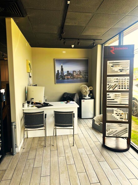 More Photos Of 1401 Busse Rd, Elk Grove Village Showroom For Lease