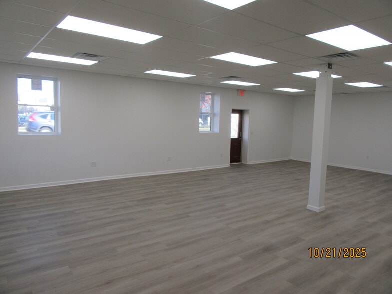 More Photos Of 3614 Burnet Ave, East Syracuse Showroom For Lease