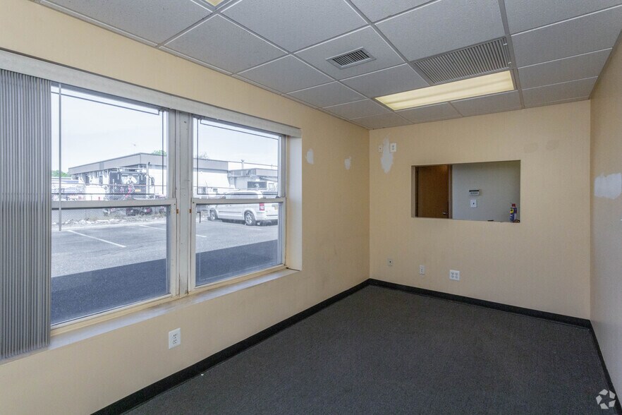 More Photos Of 141 Central Ave, Farmingdale Light Manufacturing For Lease