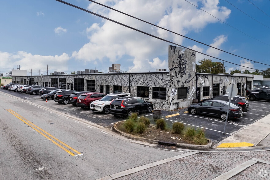 More Photos Of 3472 NE 5th Ave, Oakland Park Showroom For Lease