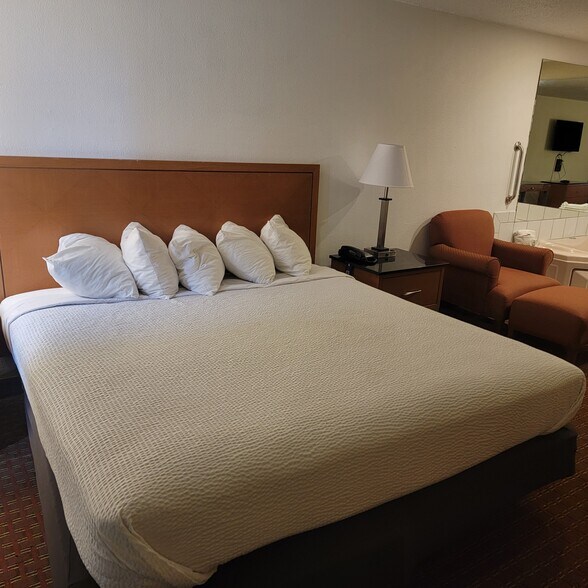 More Photos Of 3040 5th Ave S, Fort Dodge Hotel For Sale