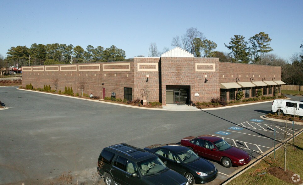 More Photos Of 1890 W Oak Pky, Marietta Showroom For Lease