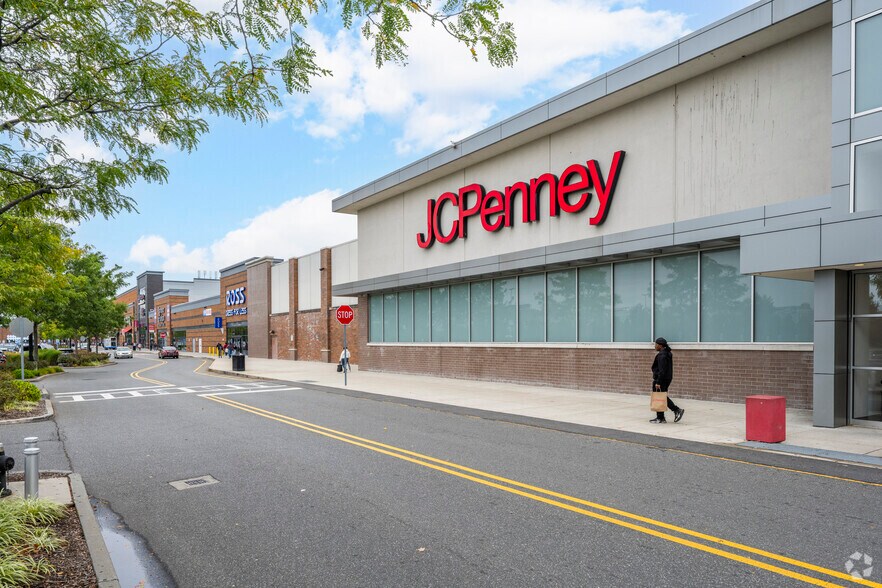 More Photos Of 360 Gateway Dr, Brooklyn Department Store For Lease