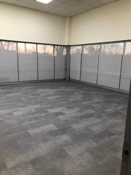 More Photos Of 265-281 N Industrial Dr, Bradley Showroom For Lease