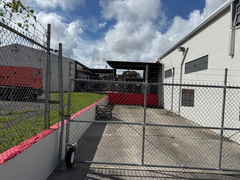 More Photos Of 9513 N Nebraska Ave, Tampa Industrial For Sale