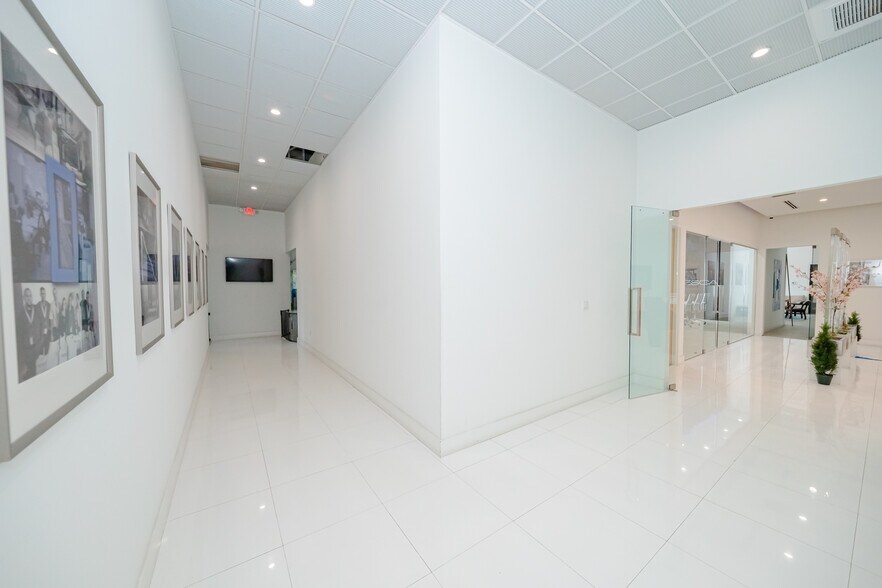 More Photos Of 4350 NW 8th Ct, Fort Lauderdale Showroom For Sale