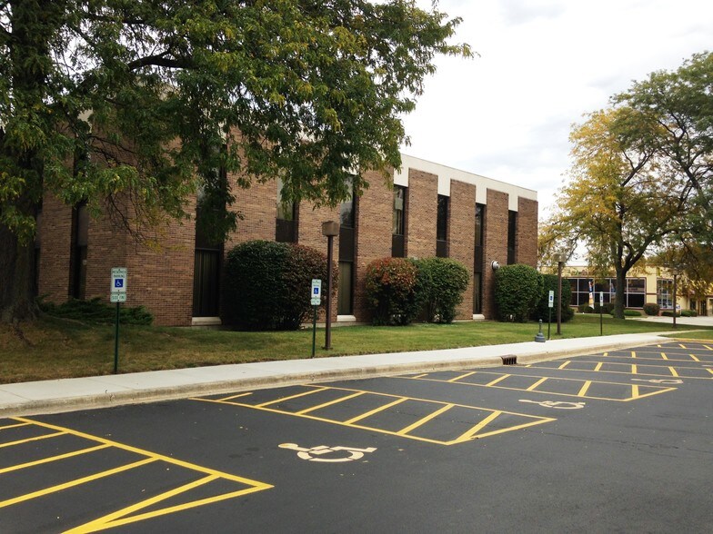 More Photos Of 2000 N Lewis Ave, Waukegan Office For Lease