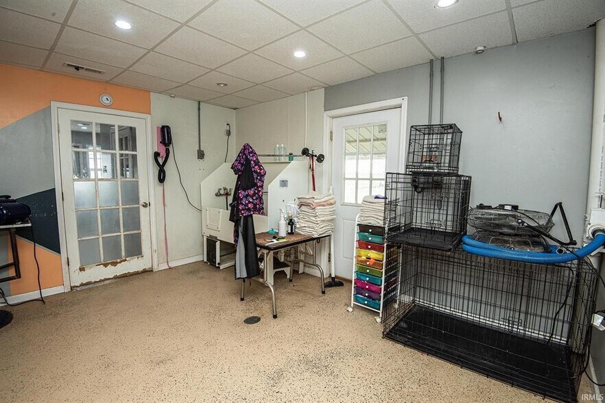 More Photos Of 433 S Hickory Corner Rd, Vincennes Veterinarian Kennel For Sale