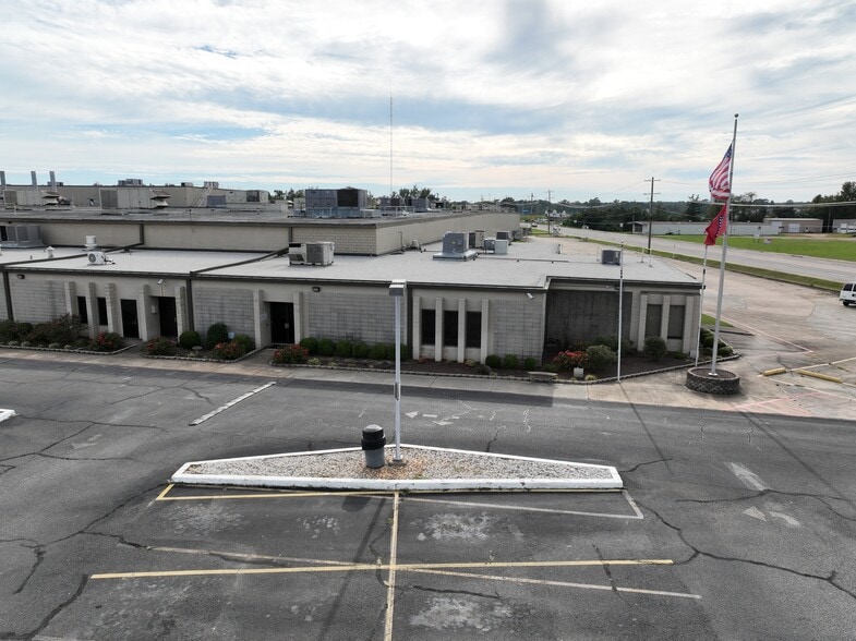 More Photos Of 1 Poulan Dr, Nashville Warehouse For Sale