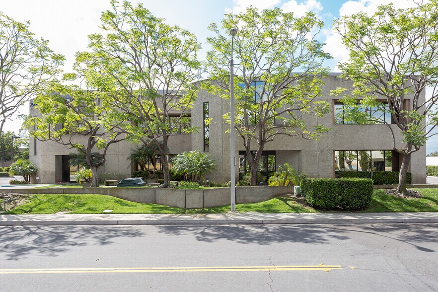 More Photos Of 15 Marconi, Irvine Light Distribution For Lease