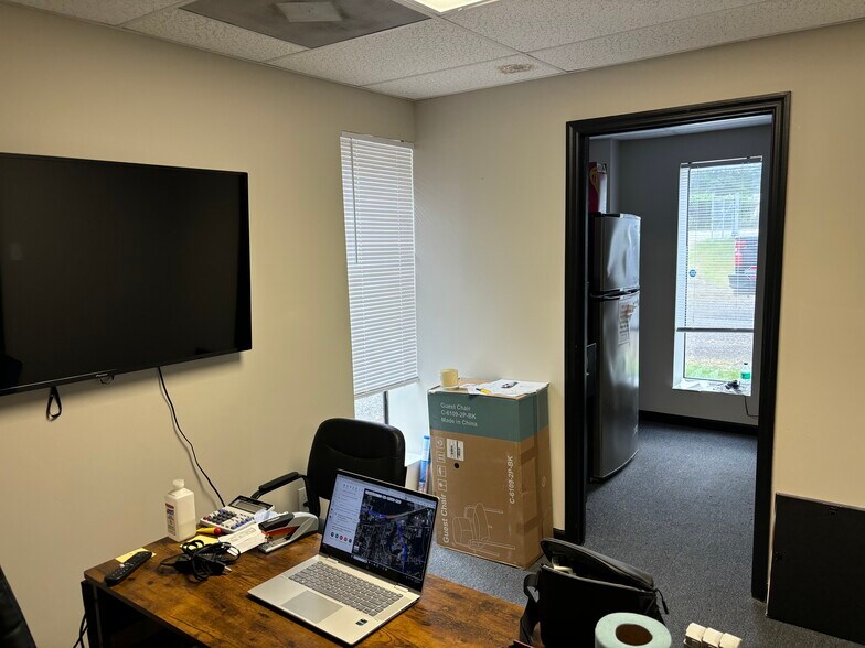 More Photos Of 441 Burton Rd, Lexington Warehouse For Lease