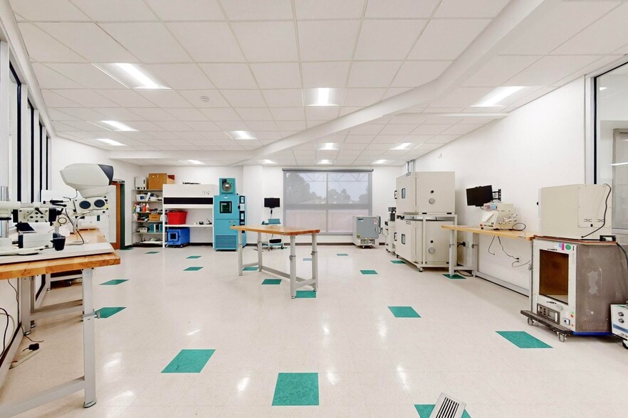 More Photos Of 6410 Gibson Blvd SE, Albuquerque Bank For Sale