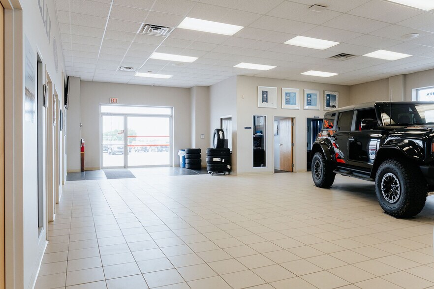 More Photos Of 105 Laurell Rd, Gander Showroom For Sale