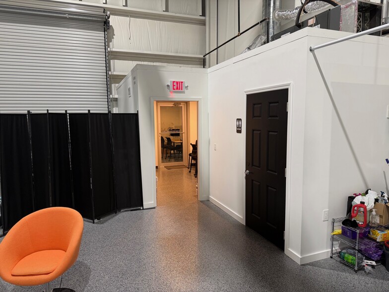 More Photos Of 400 Sterling Plaza Dr, Ponte Vedra Warehouse For Lease