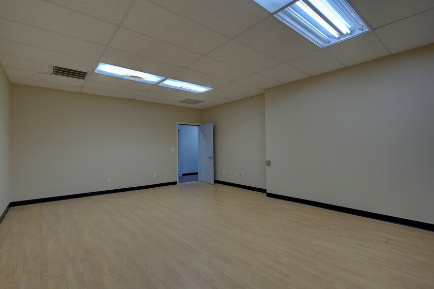 More Photos Of 295 Main St, Weed Office For Sale