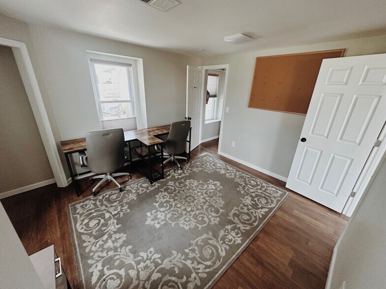 More Photos Of 104 E Pine St, Georgetown Office Residential For Lease