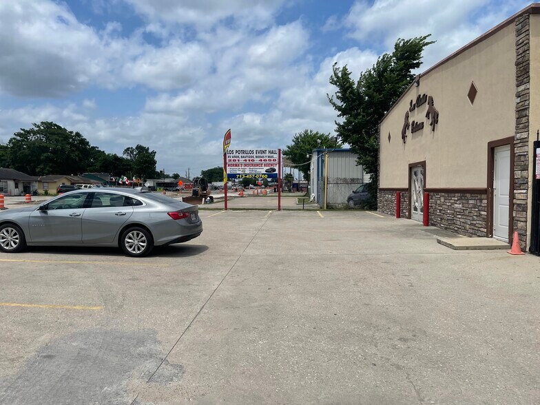 More Photos Of 461 W Gulf Bank Rd, Houston General Retail For Lease