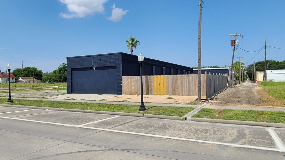 More Photos Of 201 6th St. N, Texas City Light Manufacturing For Sale