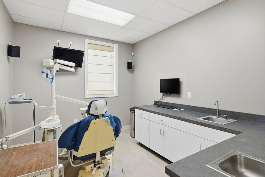 More Photos Of 2 Foxwood Dr, Windsor Locks Medical For Sale