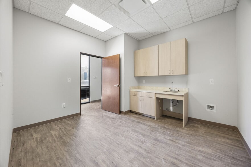 More Photos Of 2710 Western Center Blvd, Fort Worth Medical For Sale