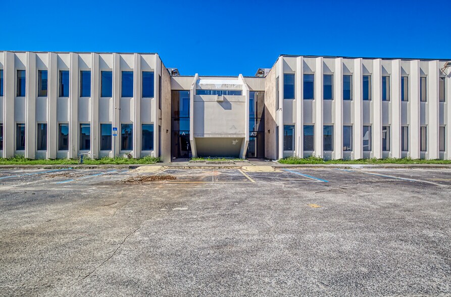 More Photos Of 6501 Arlington Expy, Jacksonville Office Residential For Lease